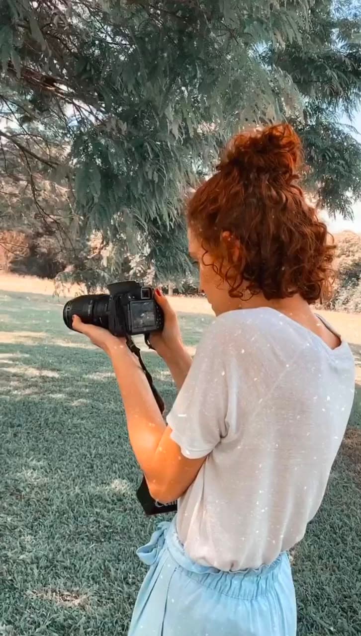 Heloísa fotografando no início da carreira, no Brasil